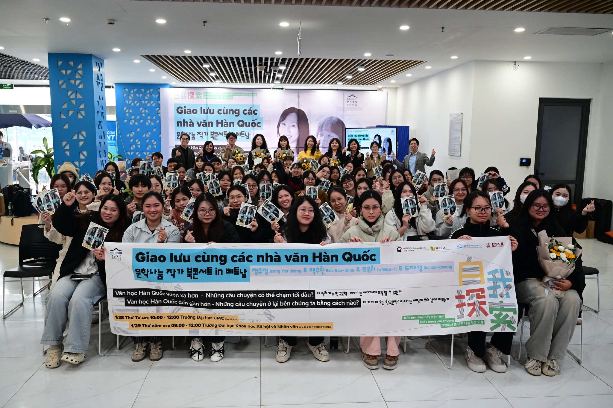 Trường Đại học CMC tiếp nhận 345 đầu sách văn học Hàn Quốc