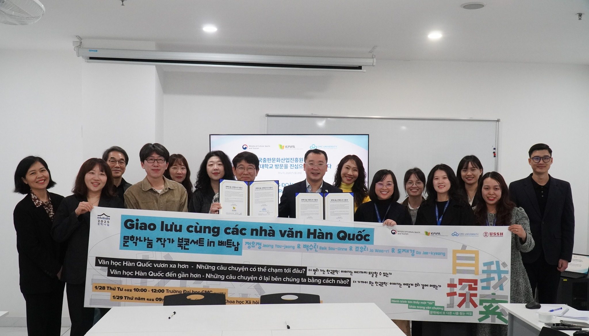 Trường Đại học CMC tiếp nhận 345 đầu sách văn học Hàn Quốc