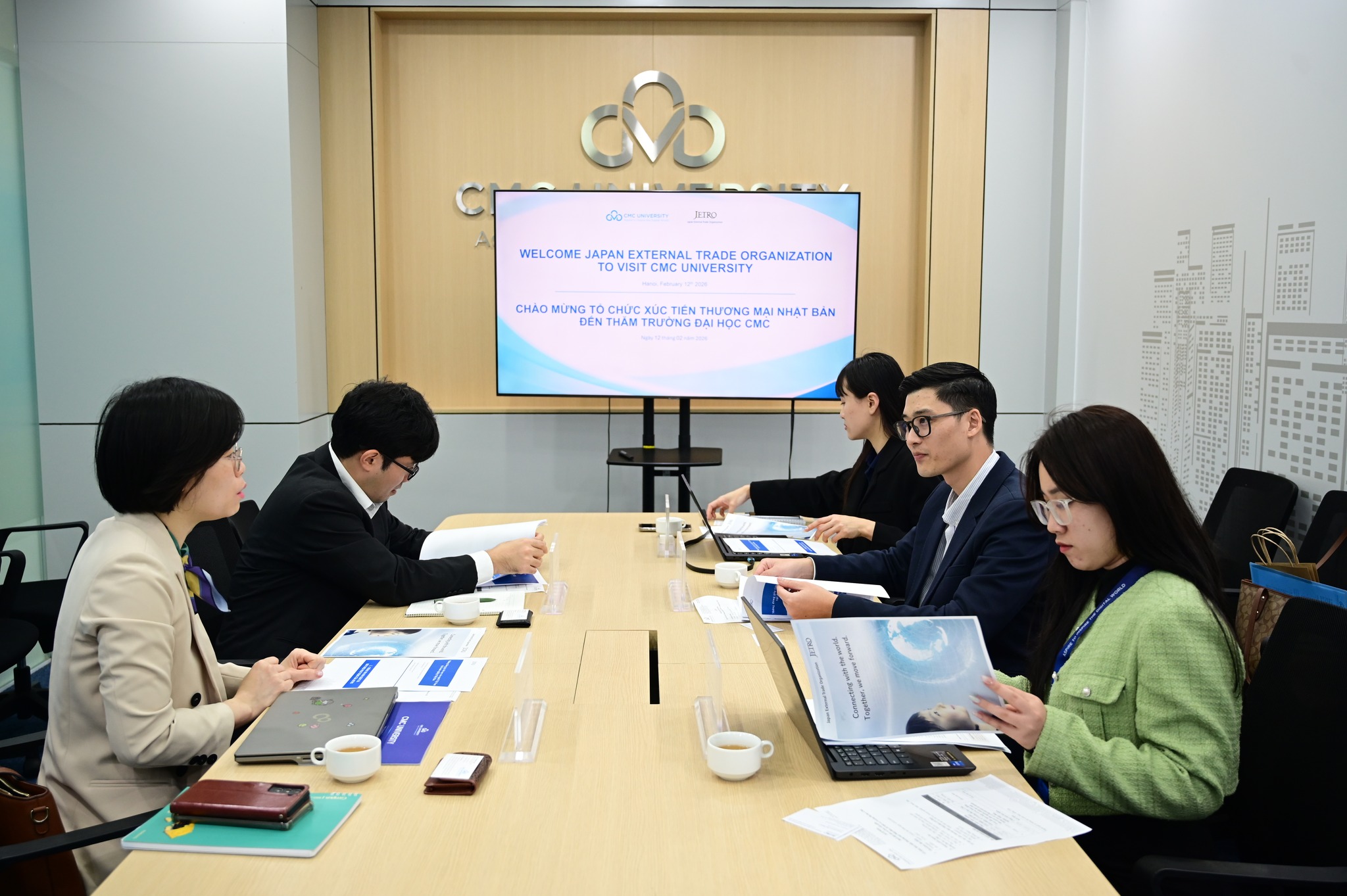 Trường Đại học CMC đón tiếp và làm việc với Tổ chức Xúc tiến Thương mại Nhật Bản (JETRO) tại Hà Nội