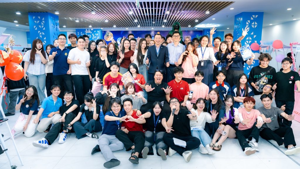 Cháy hết mình với sân khấu Ngày hội Câu lạc bộ sinh viên Trường Đại học CMC – CMCU Next Fest 2026