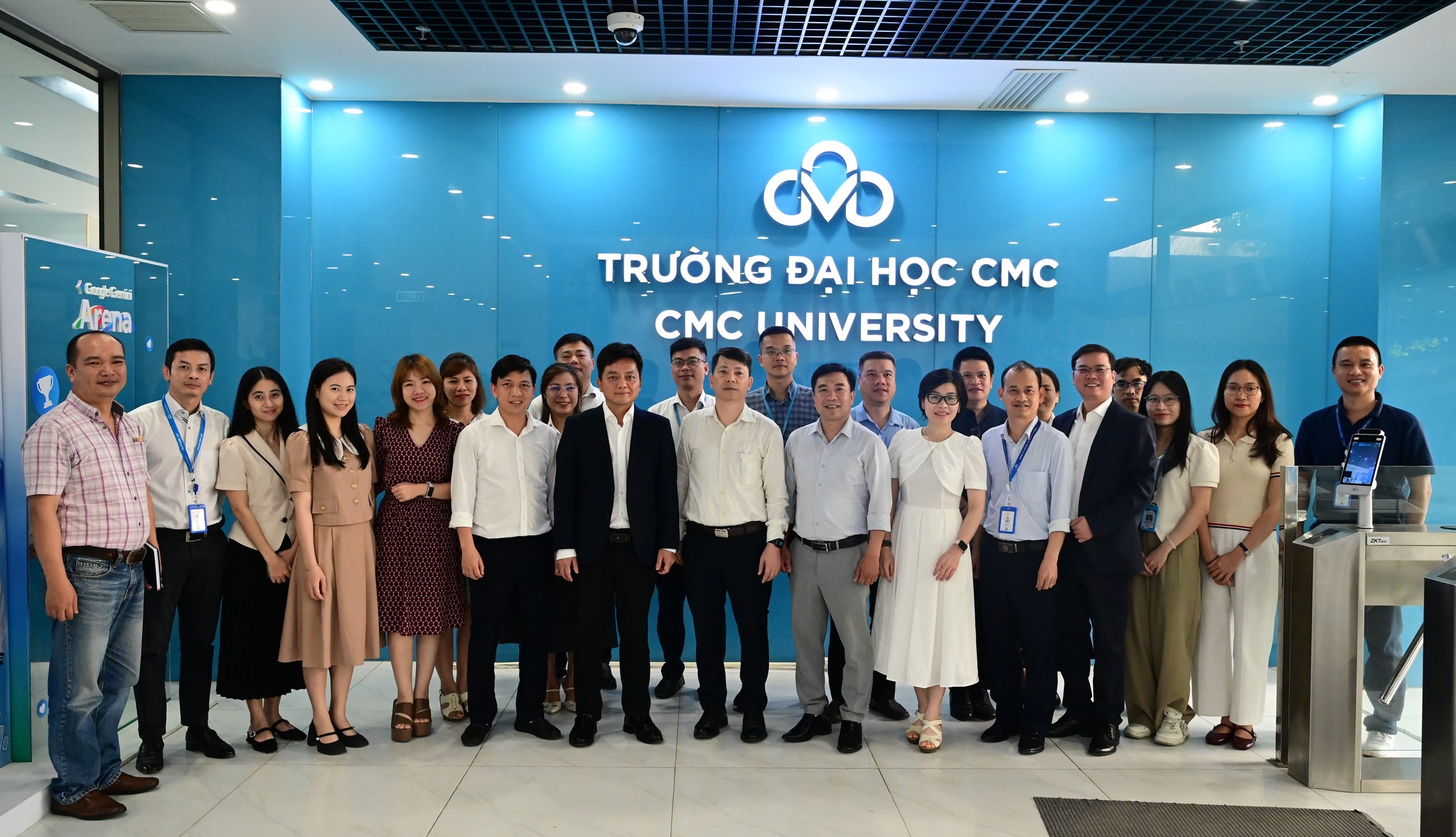 Lãnh đạo Trường Đại học CMC làm việc với đoàn công tác Học viện Phụ nữ Việt Nam