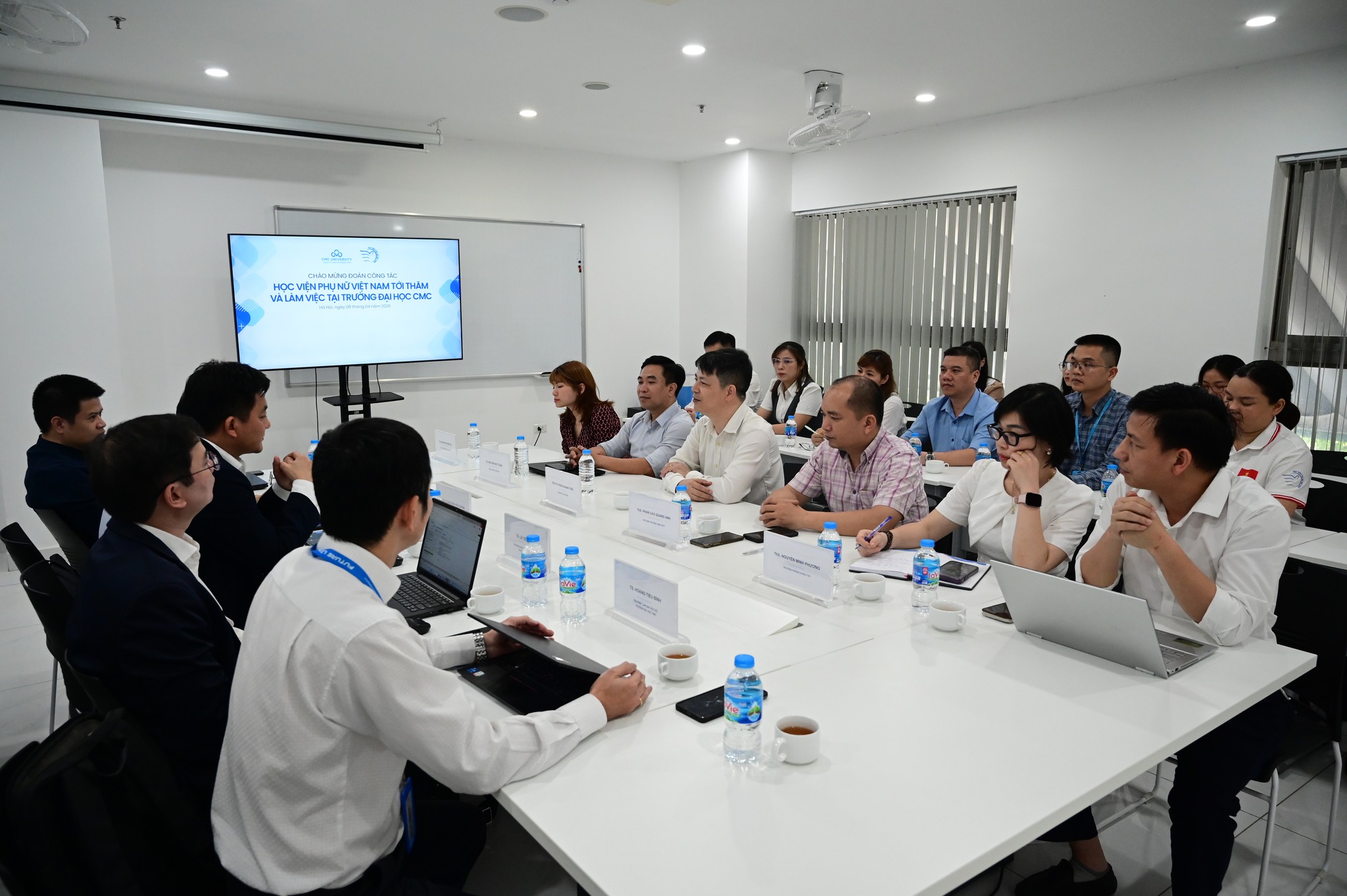 Lãnh đạo Trường Đại học CMC làm việc với đoàn công tác Học viện Phụ nữ Việt Nam