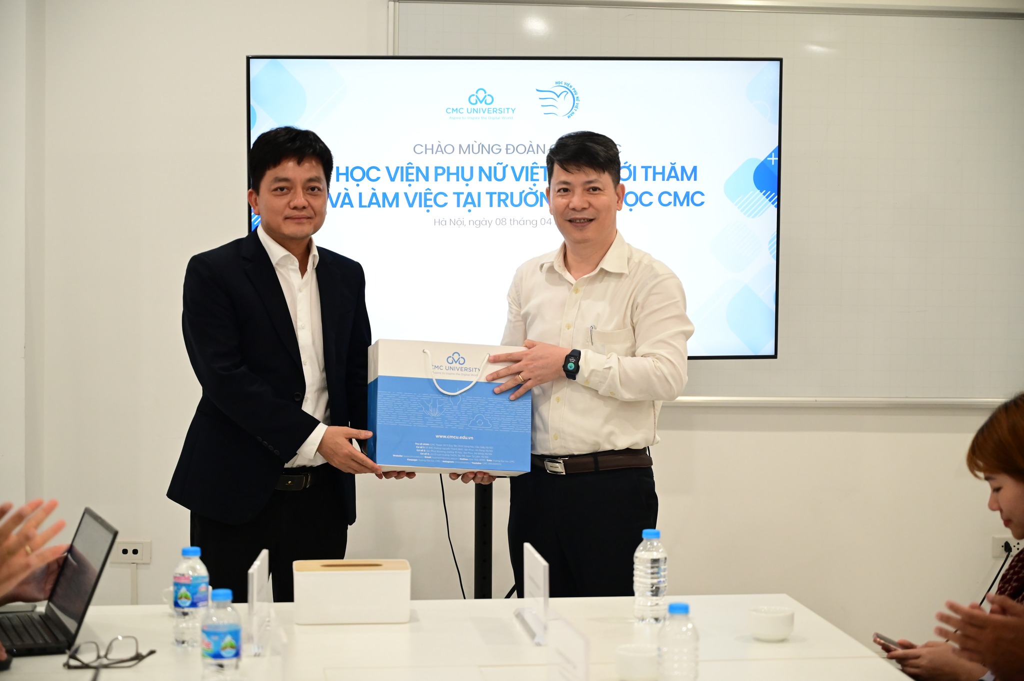 Lãnh đạo Trường Đại học CMC làm việc với đoàn công tác Học viện Phụ nữ Việt Nam